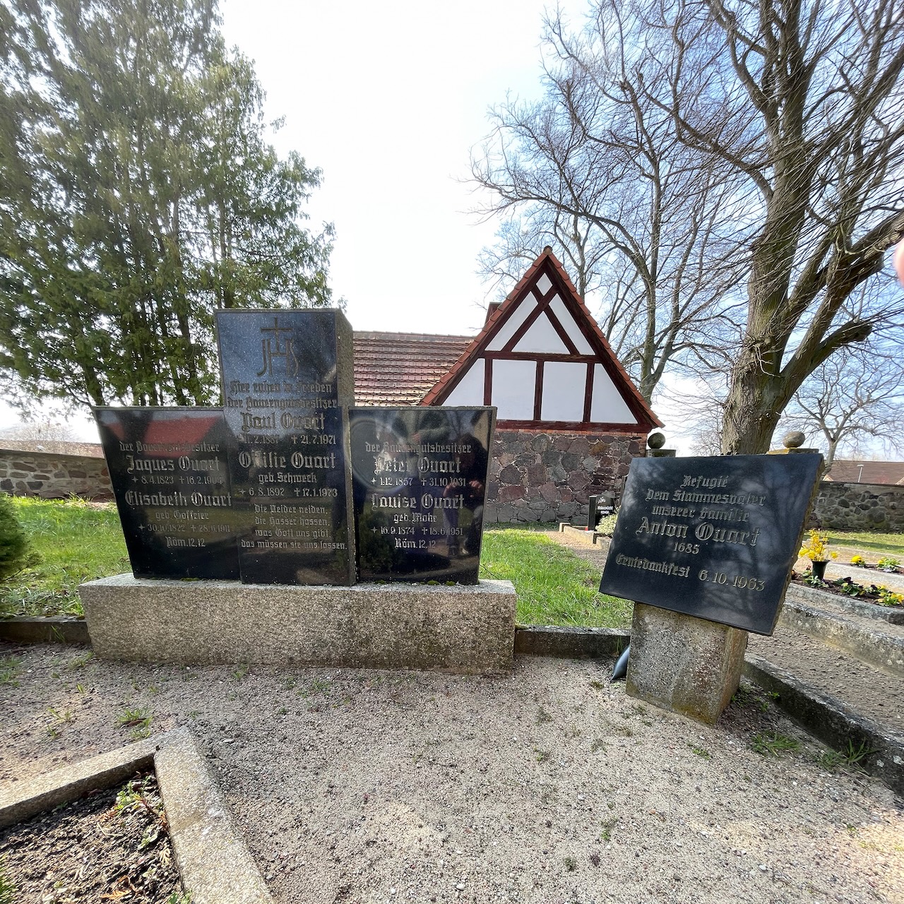 Grabsteine der Familie Ouart auf dem Friedhof Klein Ziethen